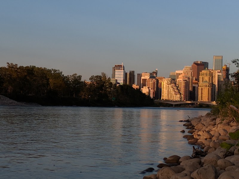 Sunalta/Pumphouse Off-leash Area /water access dog park in Calgary, Alberta