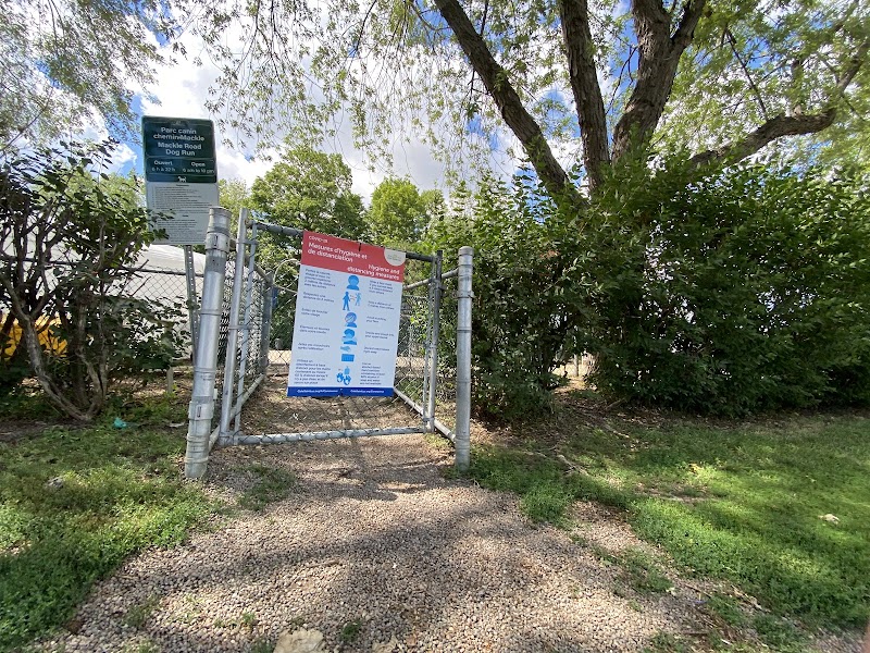 Mackle Road Dog Run dog park in Côte Saint-Luc, Quebec