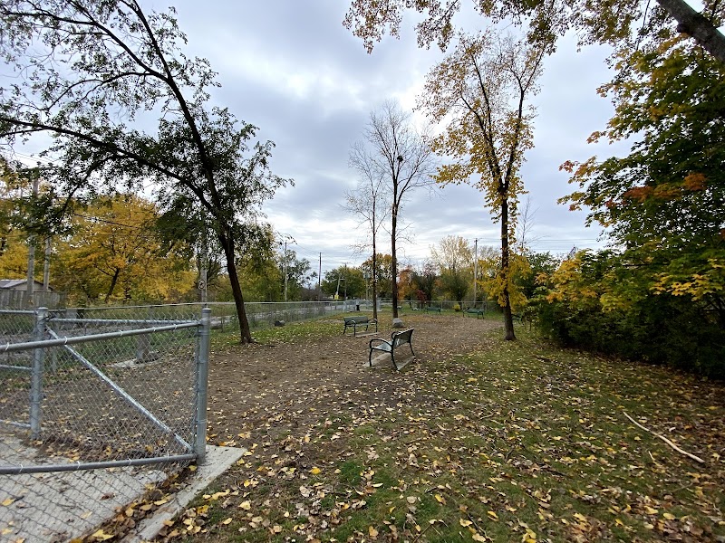Joe Raie Nature Trail dog park in Côte Saint-Luc, Quebec