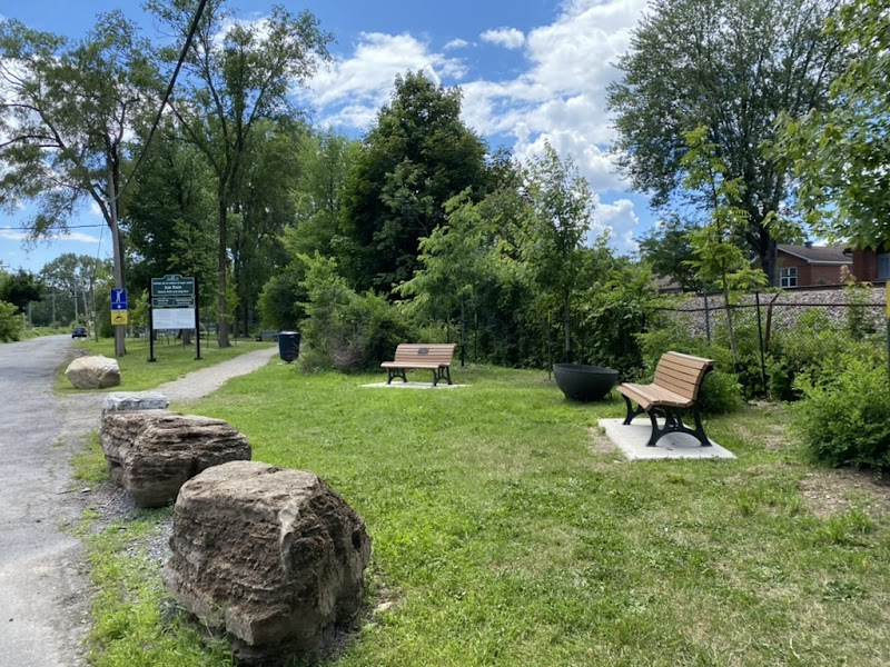 Joe Raie Nature Trail dog park in Côte Saint-Luc, Quebec