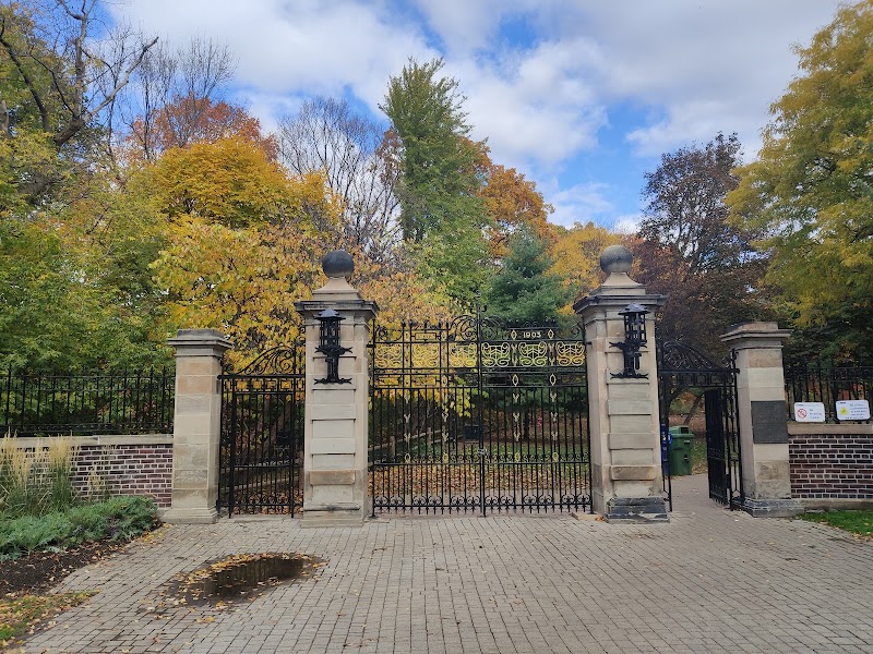 Craigleigh Gardens Dog Park dog park in Toronto, Ontario