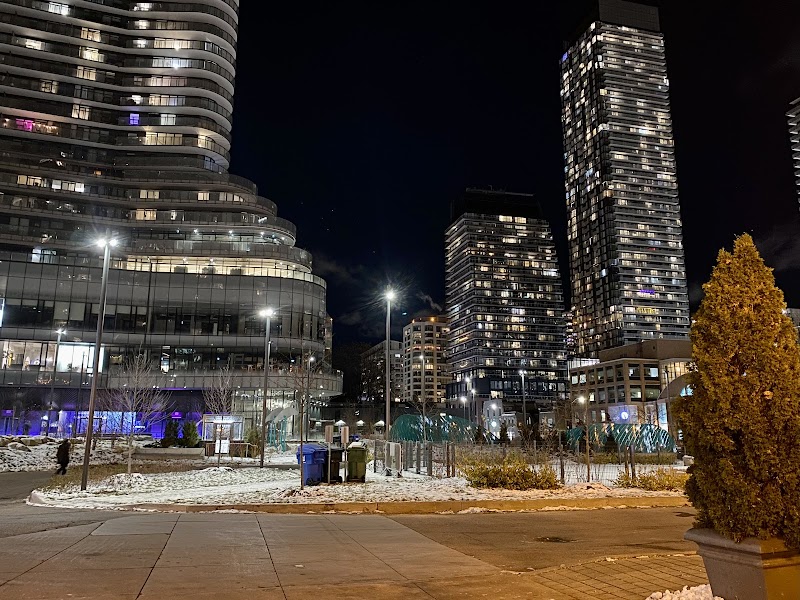 Breadalbane Park dog park in Toronto, Ontario